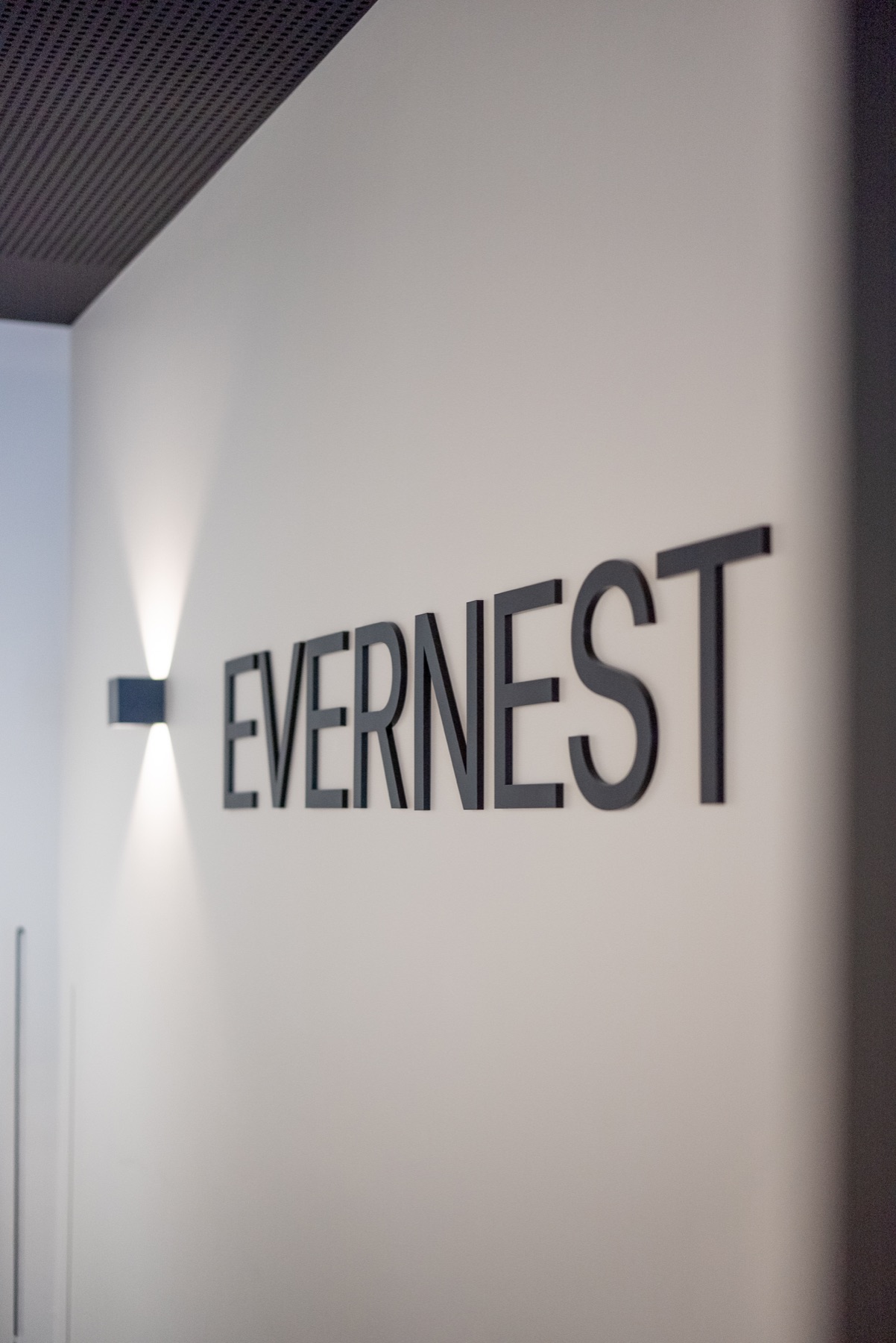 Evernest Schriftzug im Immobilienbüro Bergisch Gladbach